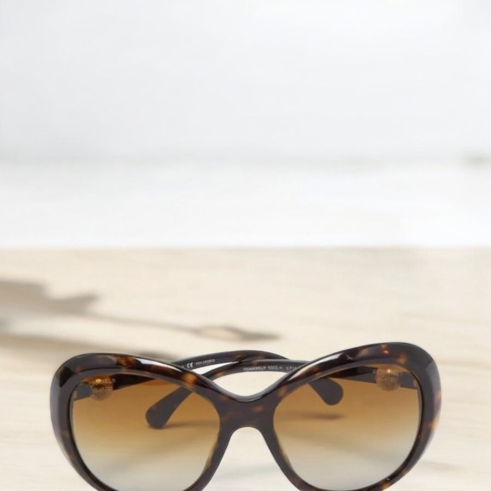 Pre-Owned Channel Oversized, Brown Collection Perle, brown tortoise.